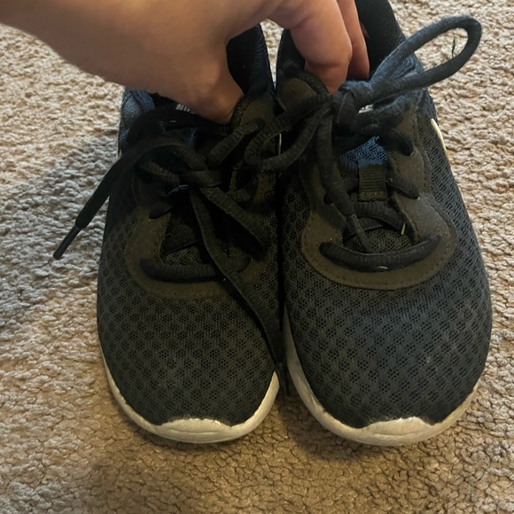 Little kids Nike running shoes - Picture 2 of 6